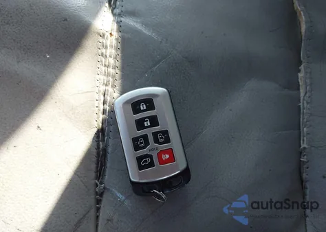 2015 Toyota Sienna Xle 8 Passenger z USA, uszkodzony, nr VIN 5TDYK3DC3FS606000